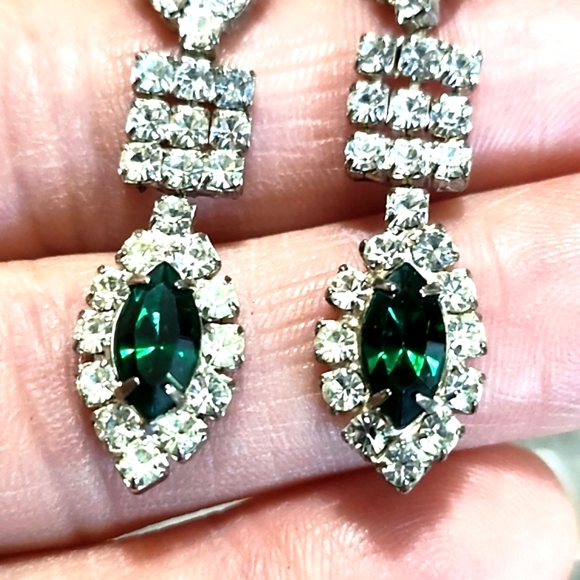 VINTAGE RHINESTONE AND FAUX EMERALD SILVER-TONE DROP DANGLE POST 2" EARRINGS - Picture 8 of 9
